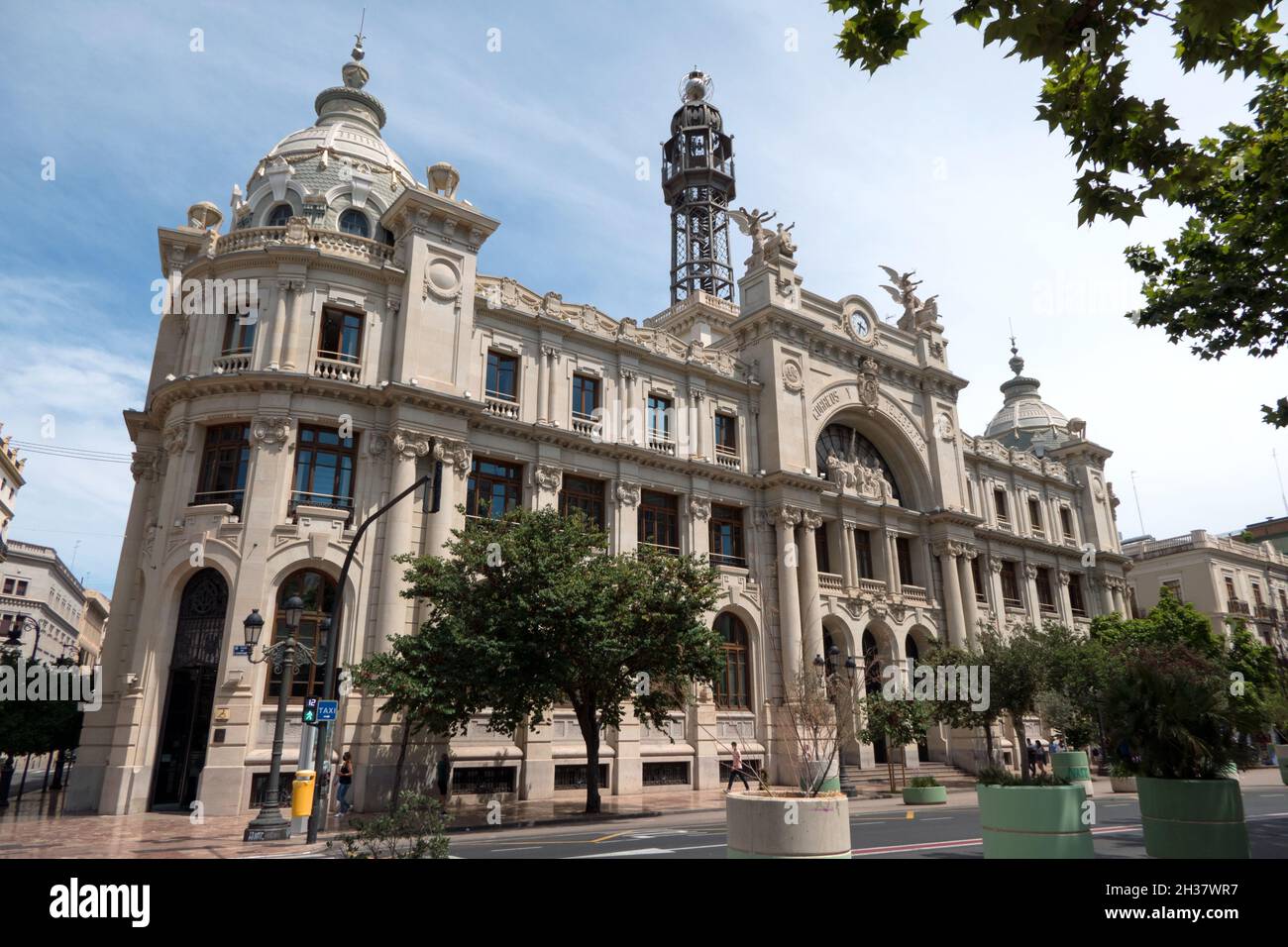 Vista urbana de Valencia, España con Palacio Postal (Edificio de Correos y Telegrafos). Ciudad española como atracción turística y destino turístico Foto de stock