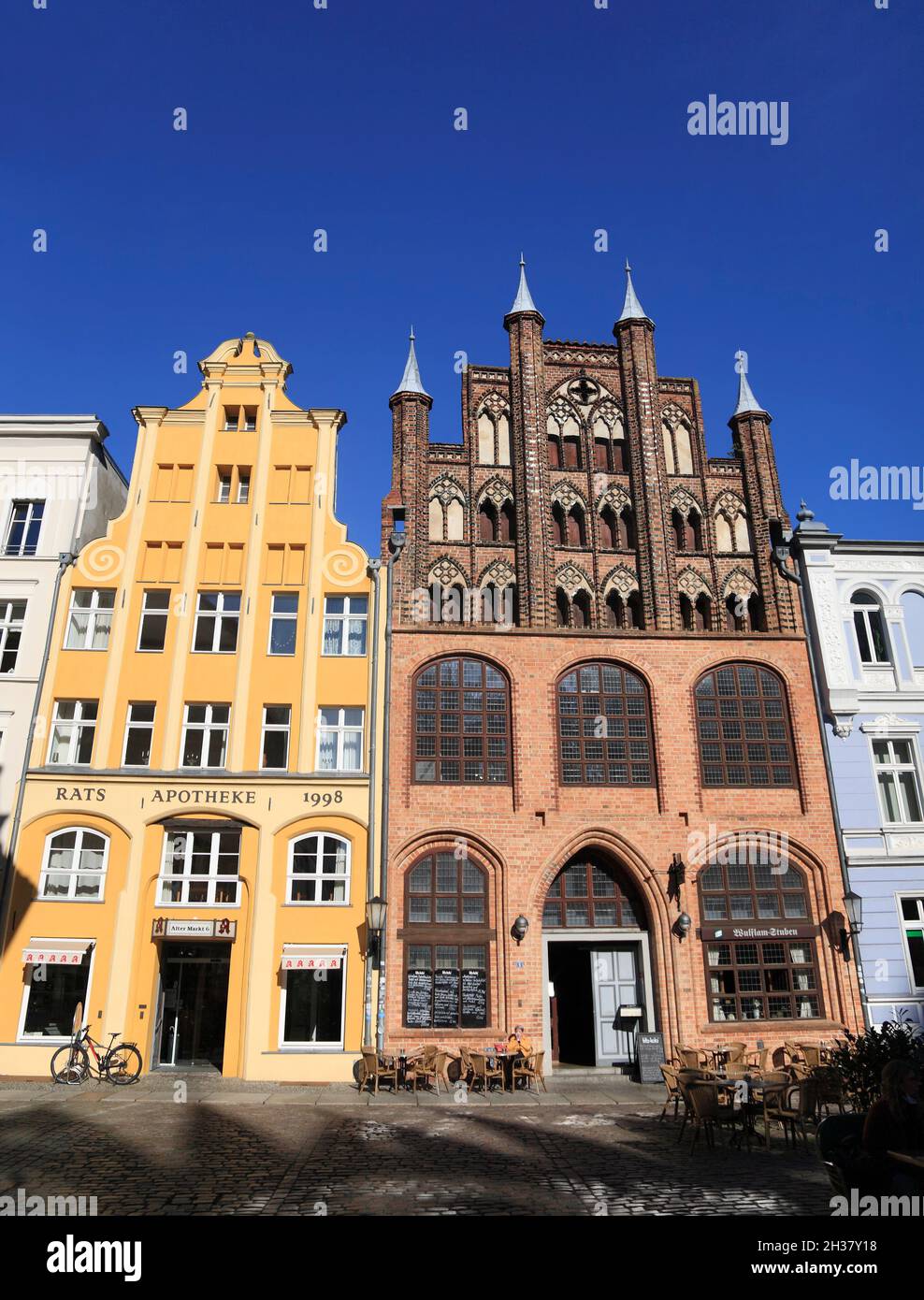 Wulflam-house (derecha) en el antiguo mercado y Ratsapotheke, la ciudad hanseática de Stralsund, Mecklemburgo Pomerania Occidental, Alemania, Europa Foto de stock