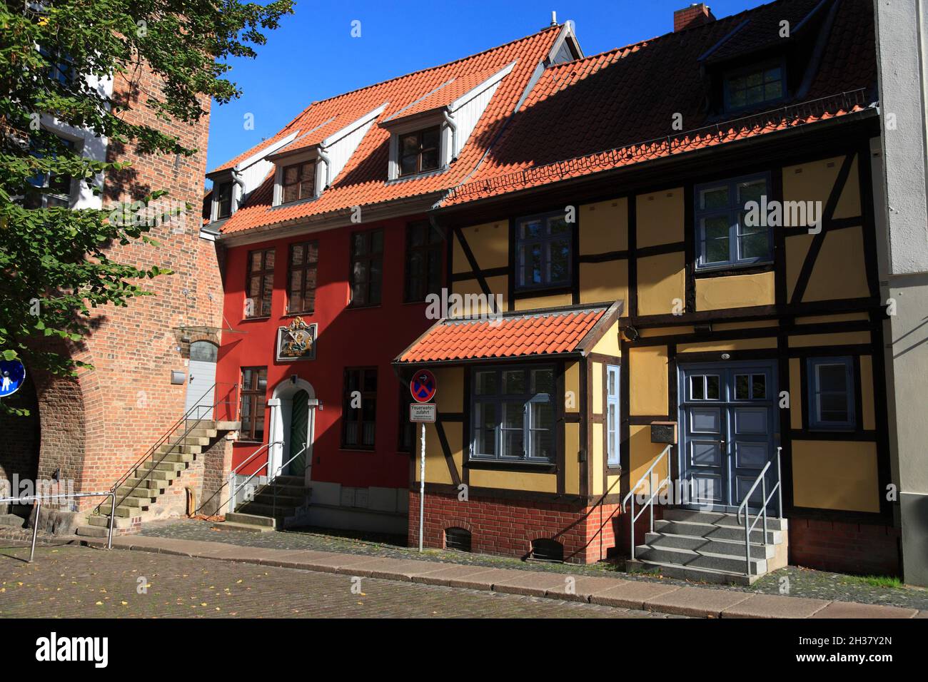 Casas antiguas en Kniepertor (puerta de la ciudad), la ciudad hanseática de Stralsund, Mecklemburgo Pomerania Occidental, Alemania, Europa Foto de stock