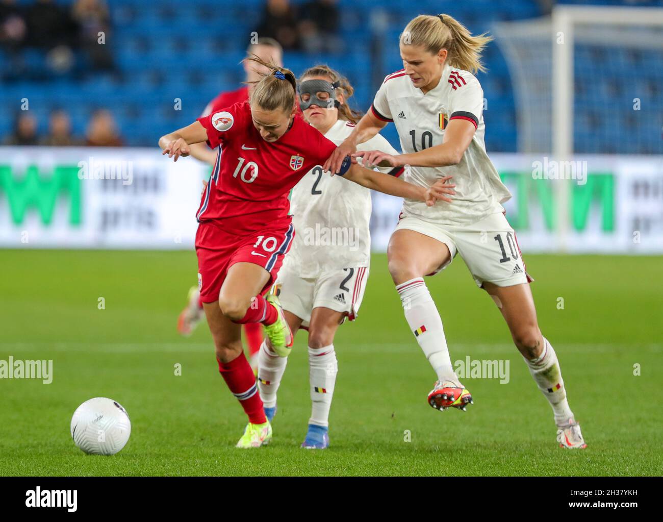 Oslo, Noruega. 26th Oct, 2021. Estadio Ullevaal Caroline Graham Hansen (10)  de Noruega y Justine Vanhaevermaet (10) de Bélgica luchan por el balón  durante un partido de fútbol femenino entre los equipos