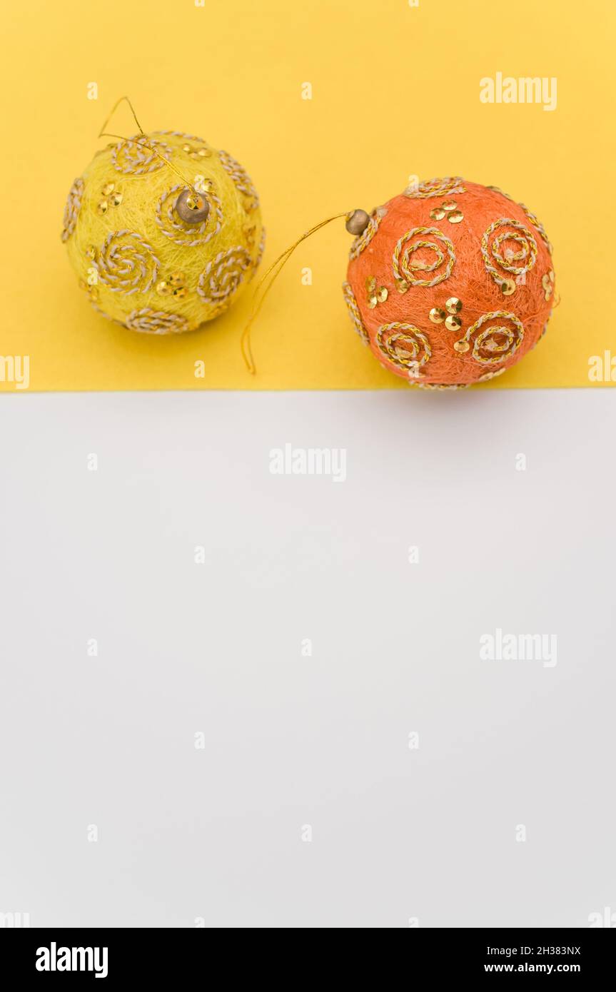 radical sensibilidad Riego Navidad papel mache decoración bolas sobre un fondo blanco amarillo  Fotografía de stock - Alamy