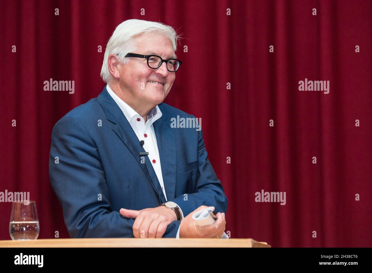 Frank-Walter Steinmeier redet beim Besuch des Planetarium en Berlín en 2016. Foto de stock