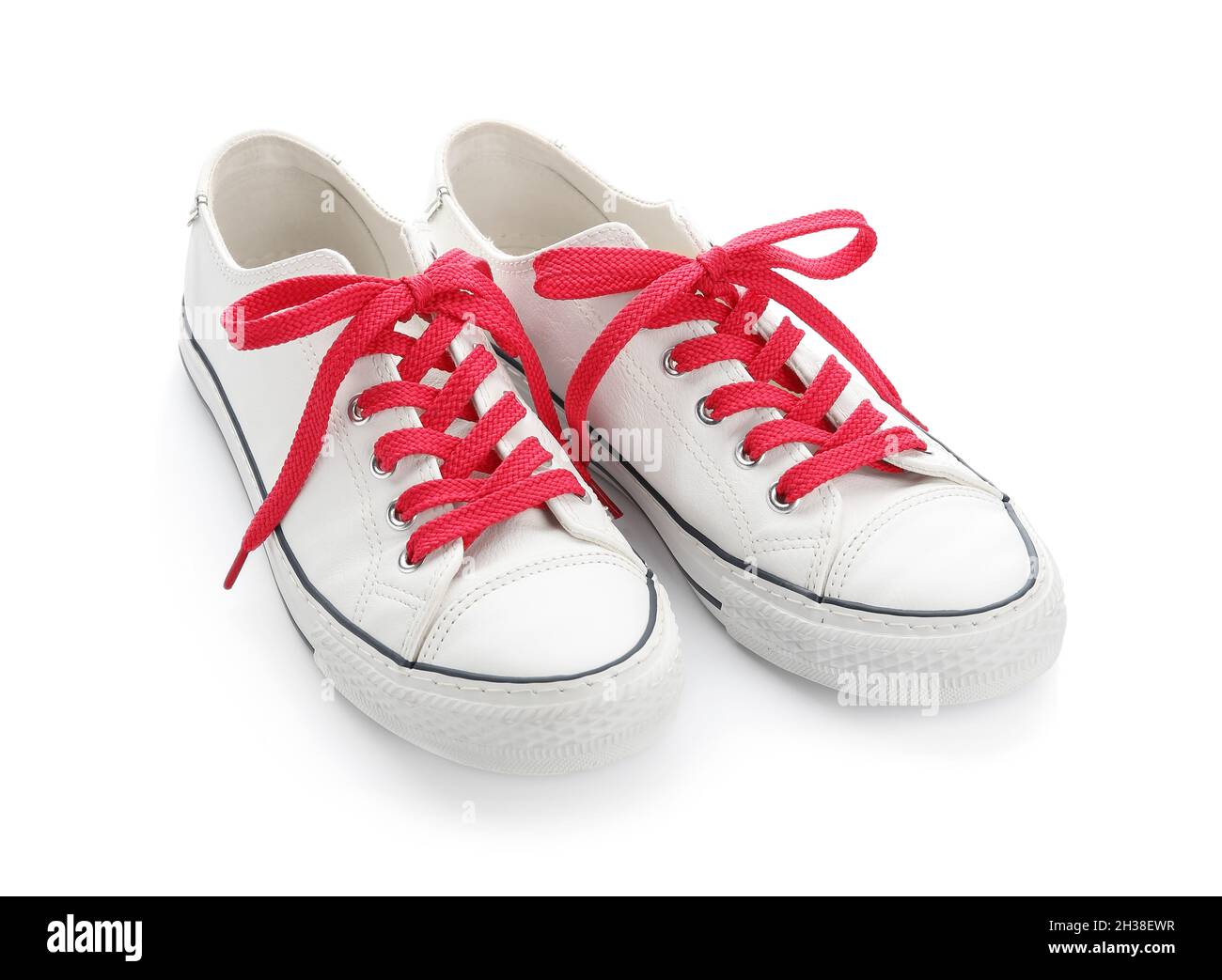Zapatos elegantes con cordones rojos sobre fondo blanco Fotografía de stock  - Alamy