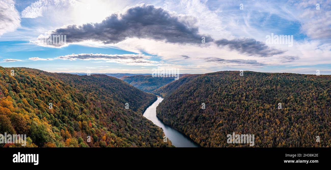 El parque estatal Coopers Rock tiene vistas al río Cheat en un estrecho desfiladero arbolado en otoño. El parque está cerca de Morgantown, Virginia Occidental Foto de stock