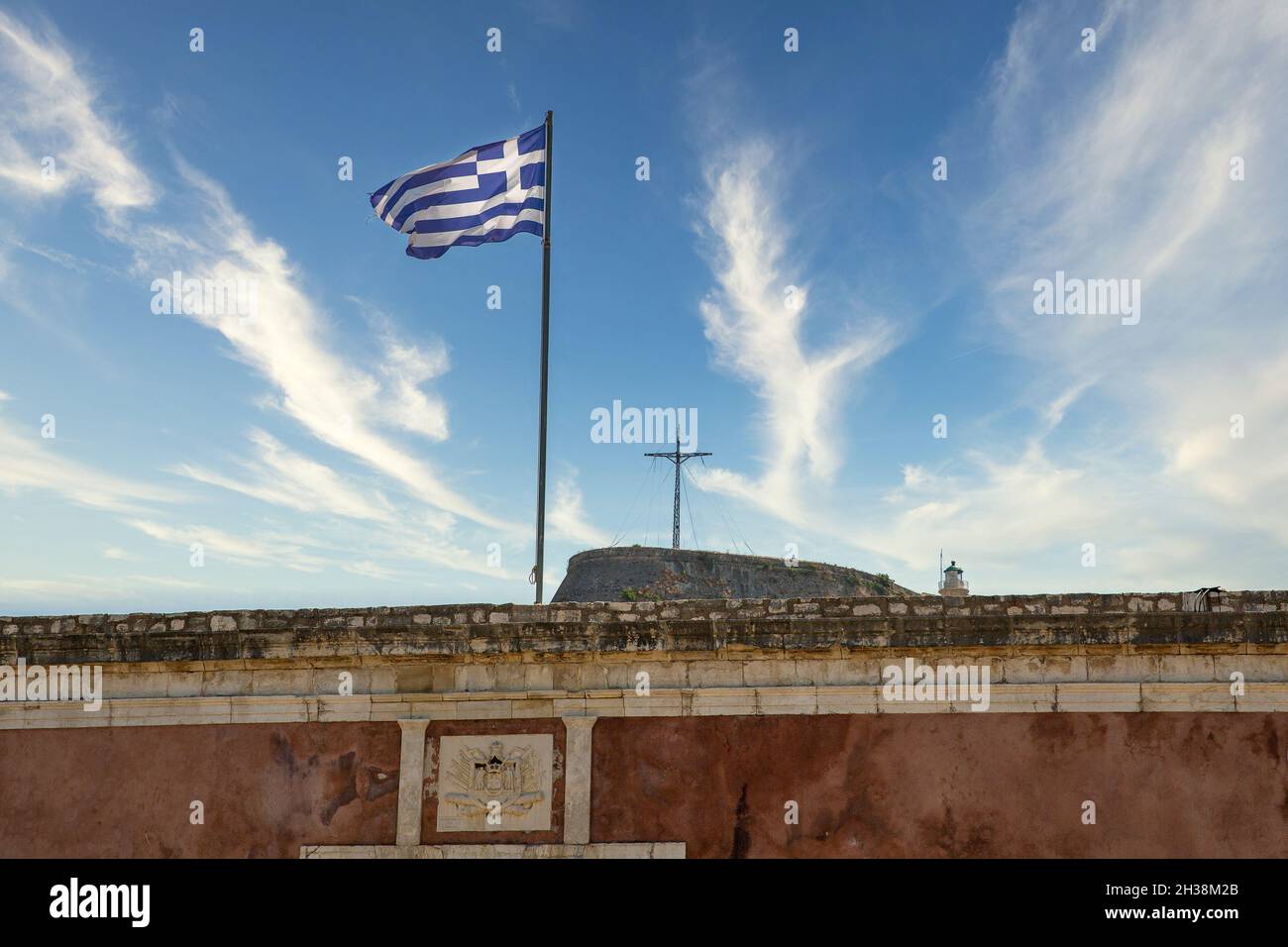 Famoso monumento turístico Old Venetian Fortress con bandera nacional sobre la puerta central. Ciudad de Kerkyra, Corfú, Grecia Foto de stock
