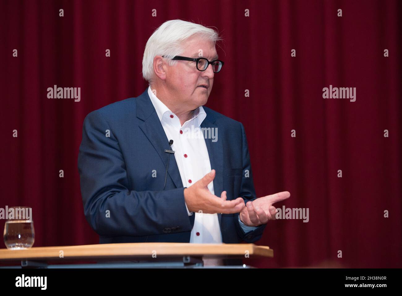 Frank-Walter Steinmeier redet beim Besuch des Planetarium en Berlín en 2016. Foto de stock