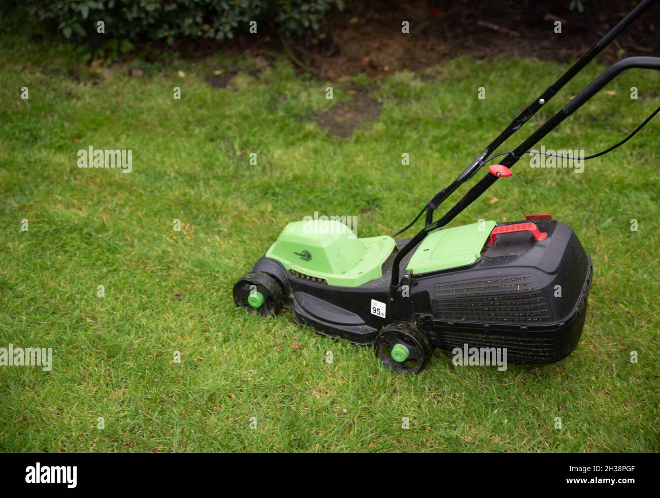 10.17.2021 Cortacésped eléctrico en un jardín Fotografía de stock - Alamy