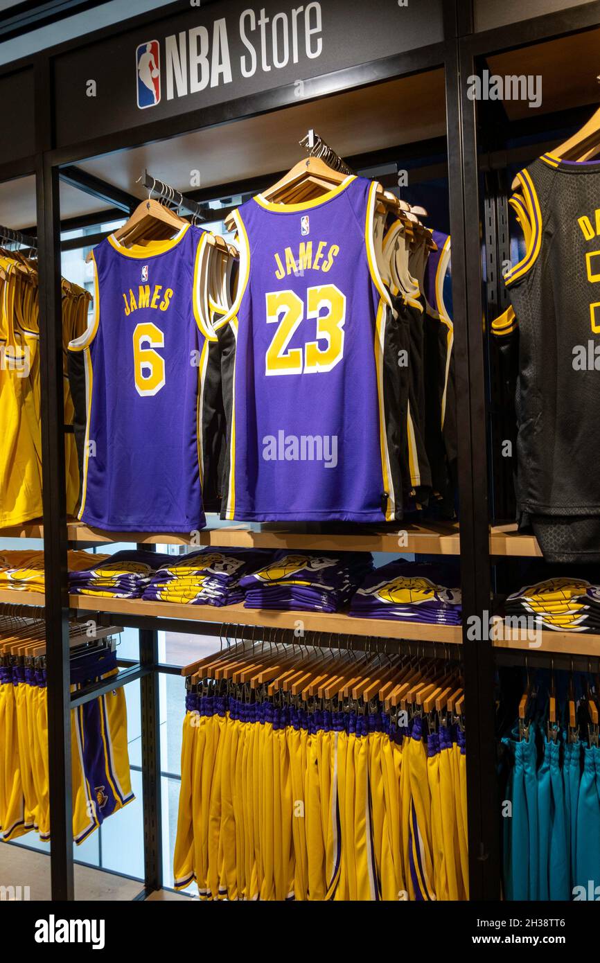 Tienda insignia de la NBA para los equipos profesionales de baloncesto de  la marca de mercancías, Nueva York, EE.UU Fotografía de stock - Alamy