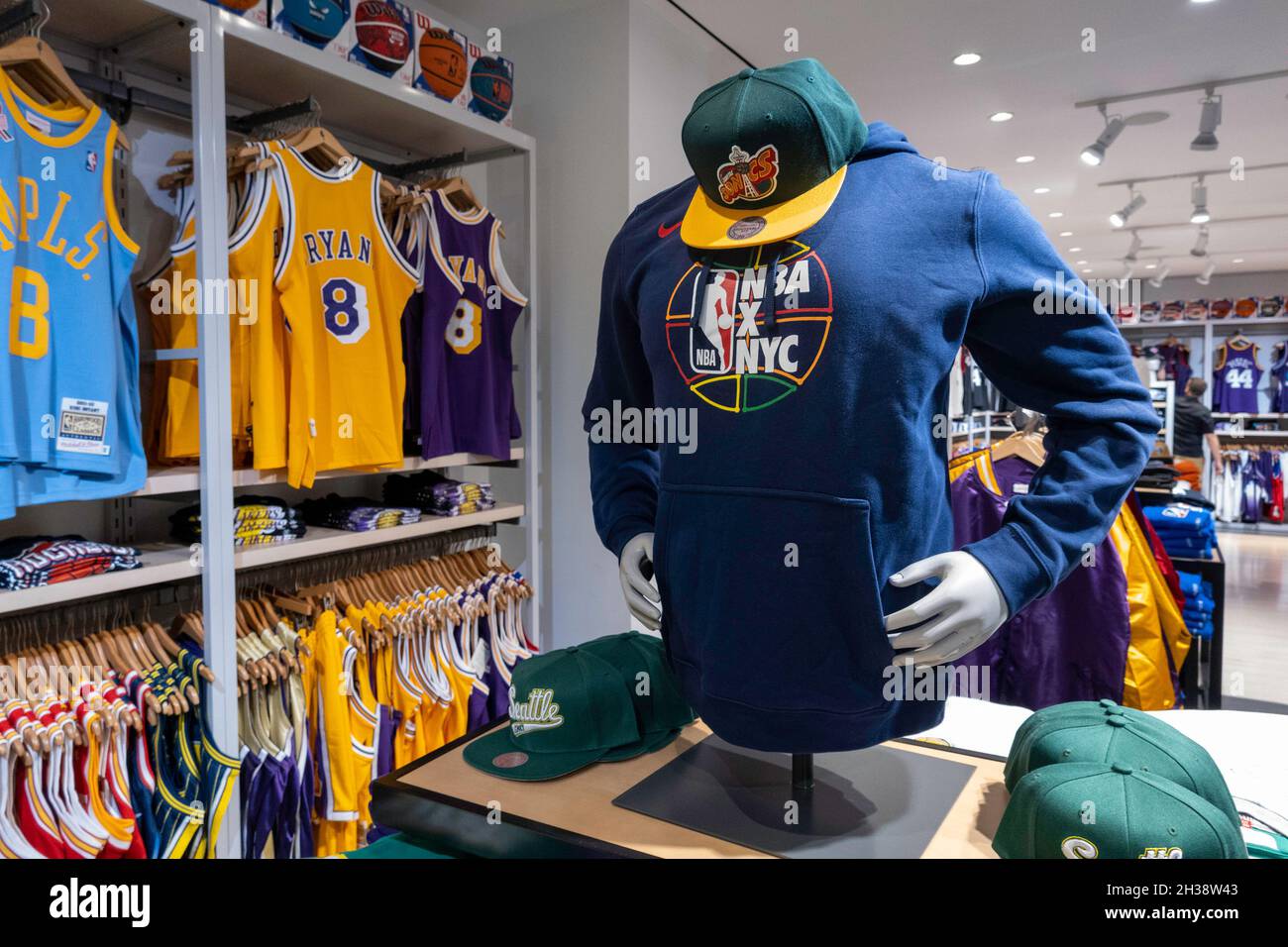 Tienda insignia de la NBA para los equipos profesionales de baloncesto de  la marca de mercancías, Nueva York, EE.UU Fotografía de stock - Alamy