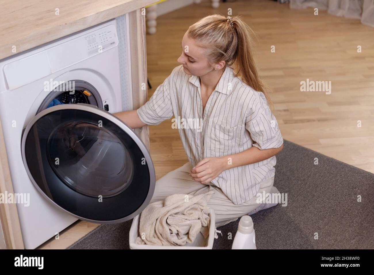 Secador de bolas y detergente de ropa en la cesta de mimbre cerca de la  lavadora, primer plano Fotografía de stock - Alamy