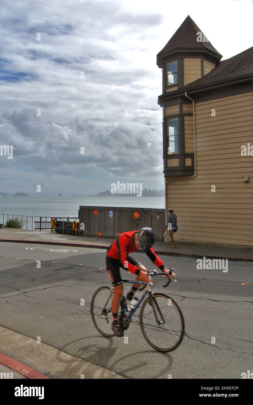 paseos en bicicleta fuera de sausalito en el camino de regreso a san francisco con la bahía y el horizonte en vista de san francisco Foto de stock