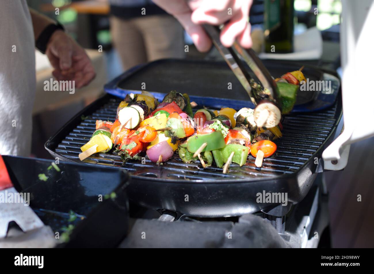 Kebabs vegetales en una barbacoa australiana Foto de stock