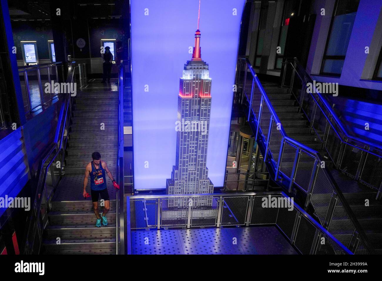 Los corredores corren por los 86 vuelos,  escaleras del Empire State  Building en la carrera de running 'Empire State Building Run-up' en la  ciudad de Nueva York, ., 26 de octubre