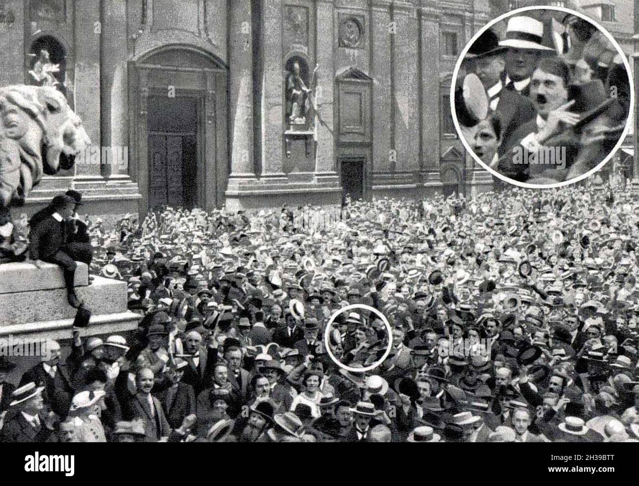 Una foto que muestra a un joven Adolf Hitler celebrando el estallido de la guerra mundial 1 en la Odeonplatz de Viena. Sin embargo, hay cierta sospecha de que la foto fue falsificada como parte de la propaganda de Hitler. Otras imágenes y películas de la escena no muestran a Hitler, y el fotógrafo fue Heinrich Hoffman que se convirtió en el fotógrafo oficial de Hitler y cuya asistente fue Eva Braun. Más revelador aún, Hitler no hizo mención de estar allí en su autobiografía Mein Kampf. Foto de stock