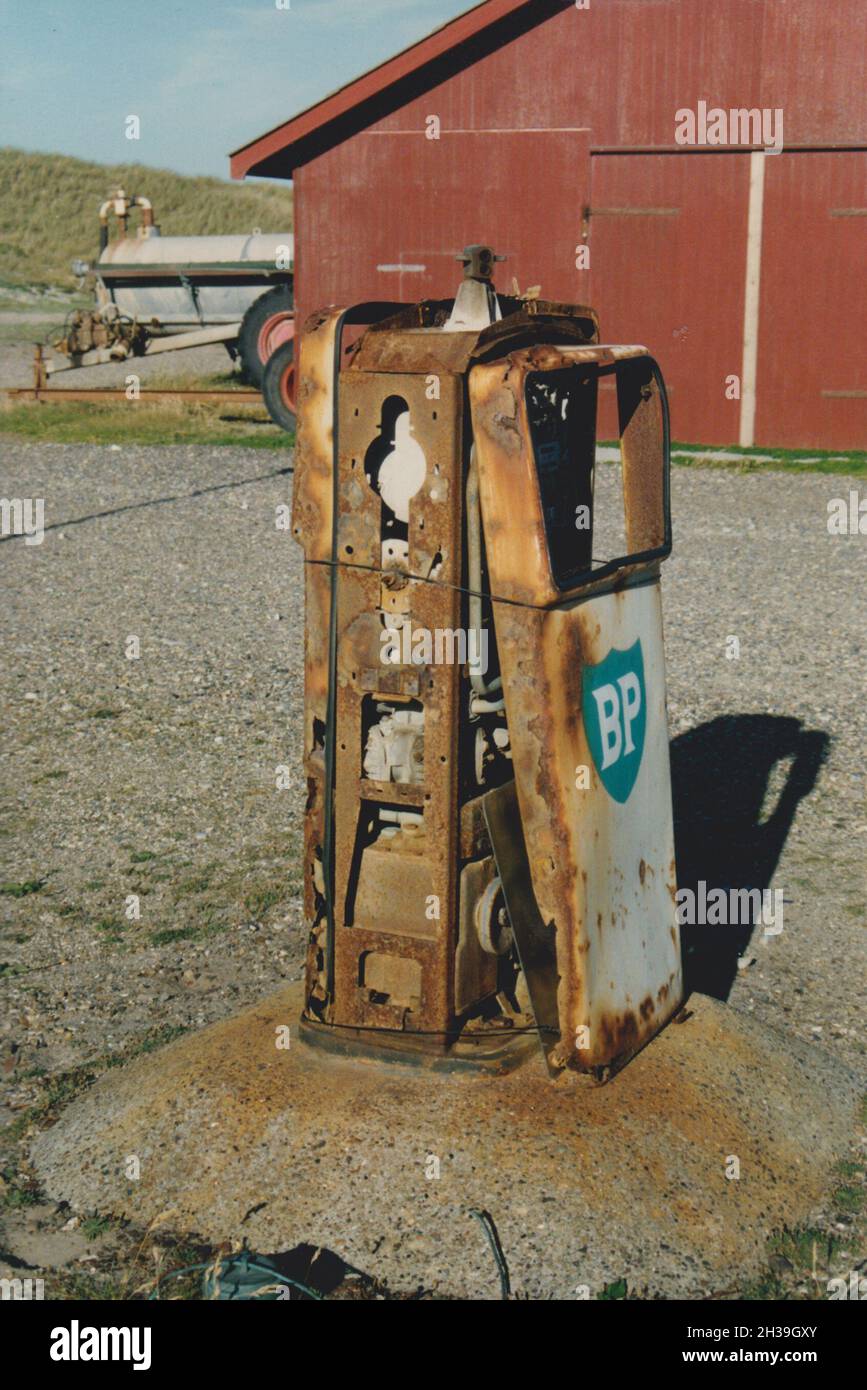 Thyboroen, Dinamarca - alrededor de 1997: Antigua bomba de gasolina BP oxidada en una zona industrial. Foto de stock