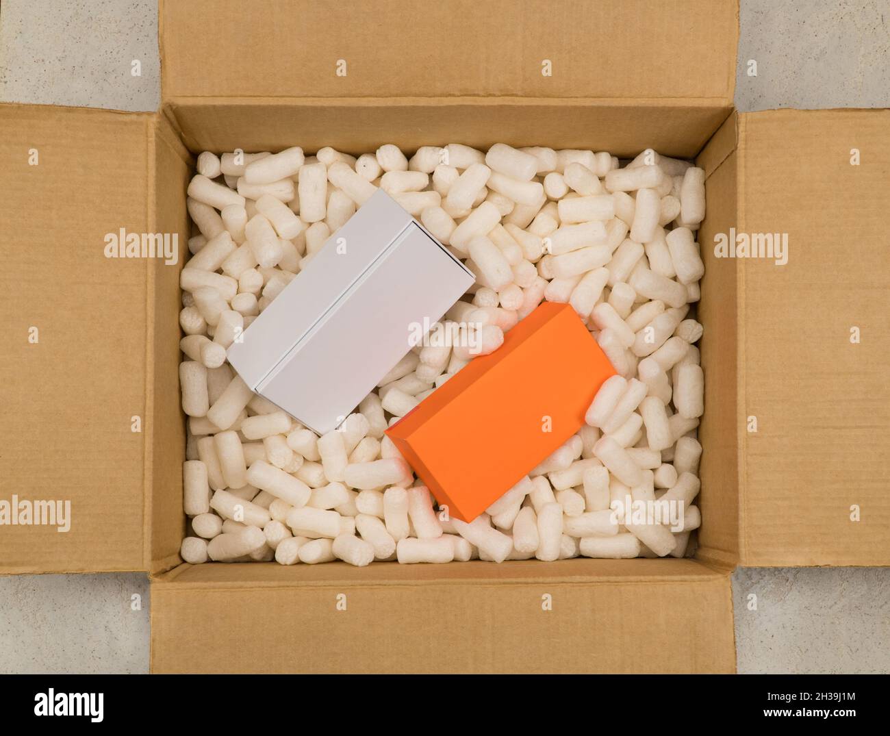 Caja de regalo abierta con paja decorativa y cono, vista superior  Fotografía de stock - Alamy