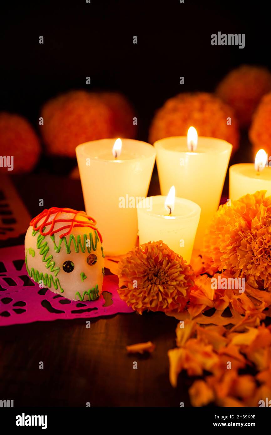 Calavera de azúcar con velas, flores de Cempasuchil o Marigold y Papel  Picado. Decoración utilizada tradicionalmente en altares para la  celebración del día de Fotografía de stock - Alamy