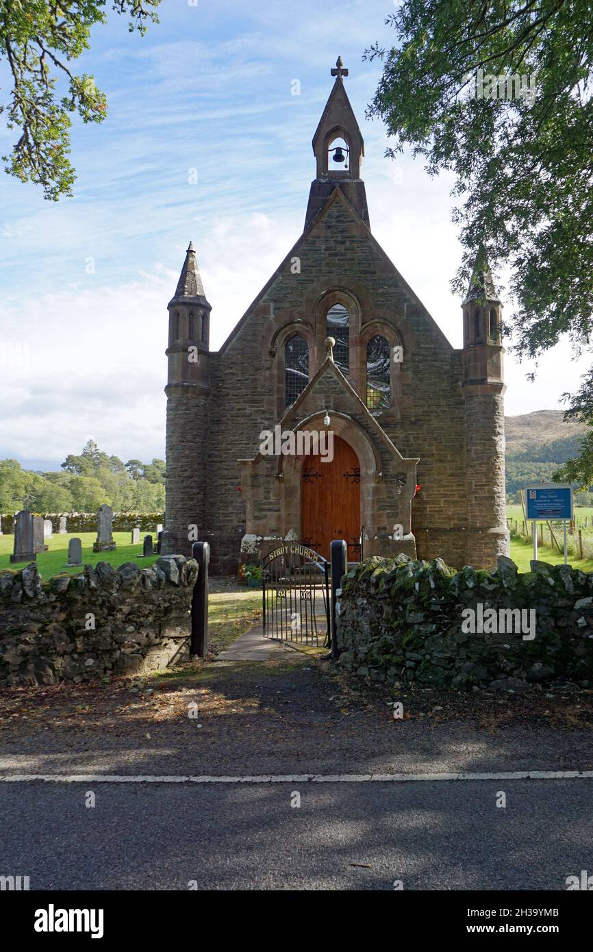 Pequeña iglesia de piedra en el pueblo de Struy, Scottish Highlands, Escocia Foto de stock