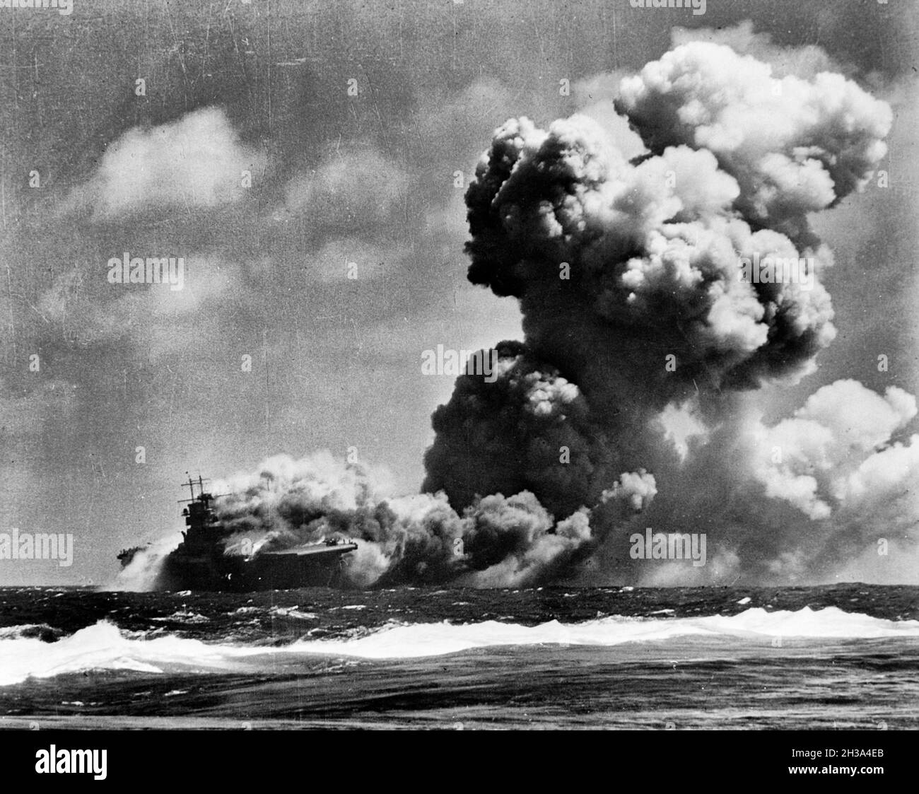 El portaaviones estadounidense USS Wasp (CV-7) ardiendo después de recibir tres hits torpedo desde el submarino japonés I-19 al este de las Islas Salomón, el 15 de septiembre de 1942. Foto de stock
