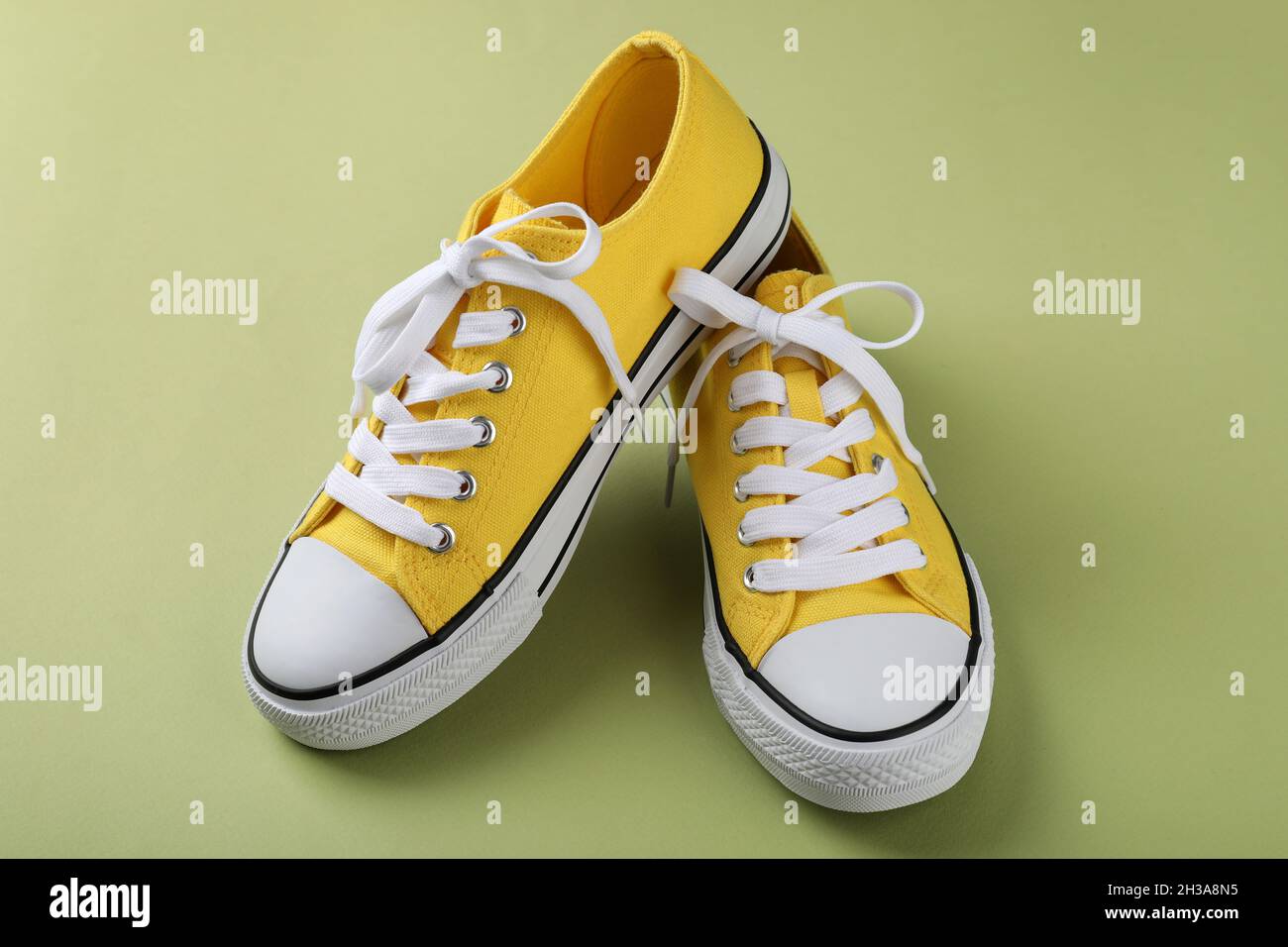 Zapatillas de lona sobre fondo Fotografía de stock - Alamy