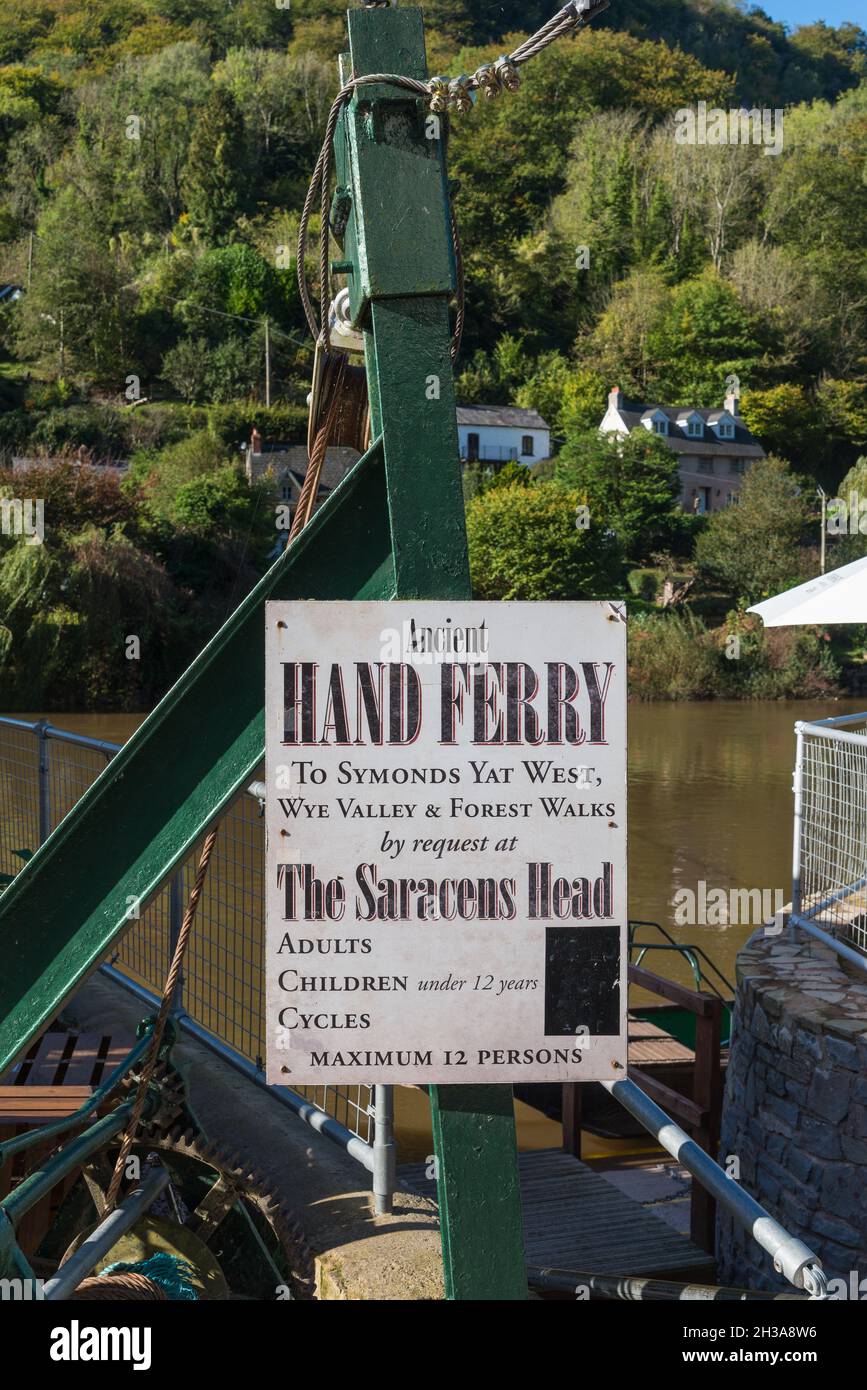 El ferry de mano en Symonds Yat, un pequeño pueblo que atraviesa el río Wye en Herefordshire lleva pasajeros a través del río Foto de stock
