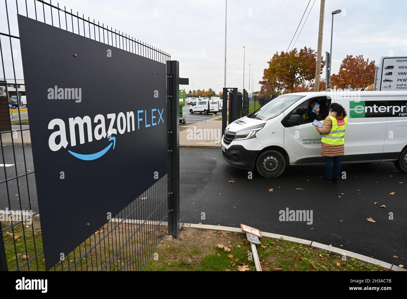 27 de octubre de 2021, Mecklemburgo-Pomerania Occidental, Neubrandenburg:  En el nuevo centro de distribución del minorista en línea Amazon cuelga un  signo de la empresa Amazon Flex. Amazon Flex es un subcontratista