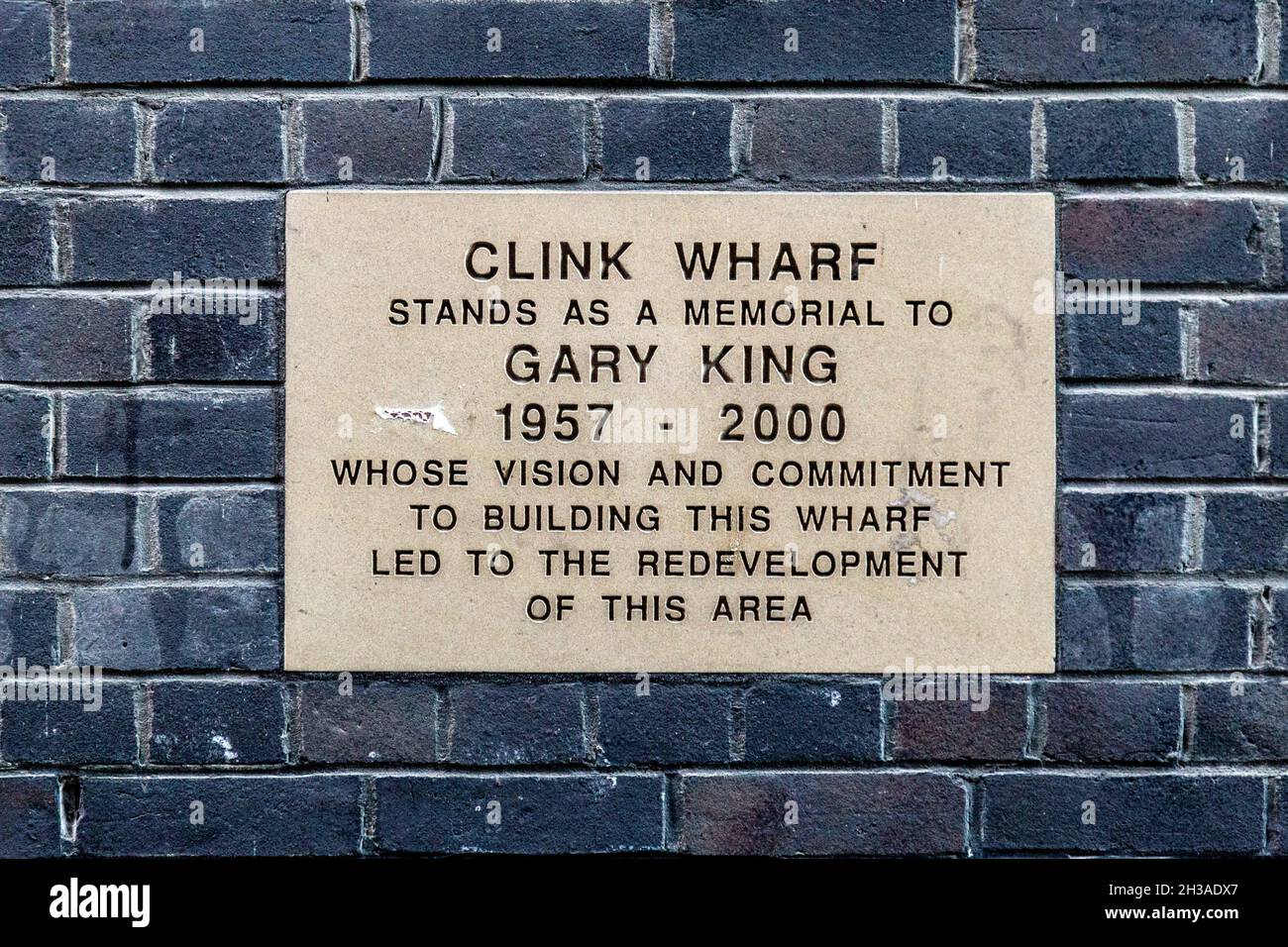 Placa que conmemora a Clink Wharf y al desarrollador Gary King, London Bridge, Londres, Reino Unido Foto de stock
