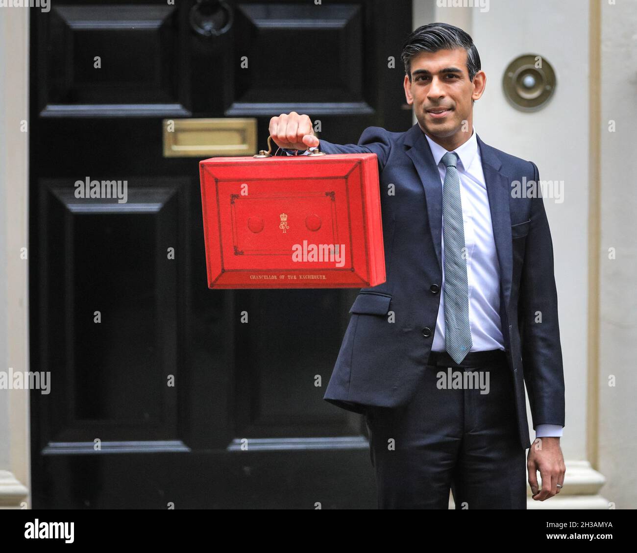 Westminster, Londres, Reino Unido, 27th de octubre de 2021. Rishi Sunak, Canciller de la Hacienda, posa fuera de 11 Downing Street con la icónica caja roja en el Día del Presupuesto. Crédito: Imageplotter/Alamy Live News Foto de stock