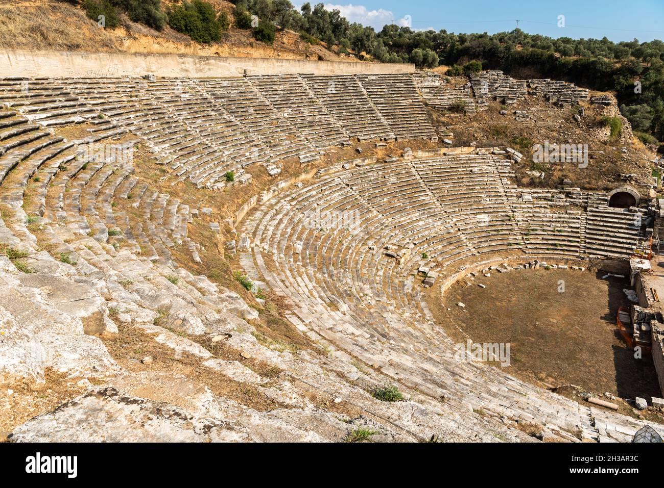 El teatro de la antigua ciudad de Nysa en la provincia de Aydin en Turquía. El bien conservado teatro, construido durante la época imperial romana, es famoso por su Foto de stock