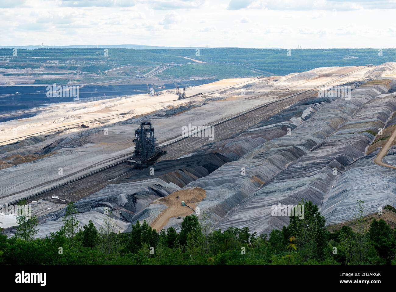 Hambach, Alemania. La Mina de Pit Abierto de Carbón de Hambach Brown fusila una Planta de Energía Eléctrica, pero se considera que el escape a mucho carbono y CO2. En tiempos de calentamiento global este método de producción de electricidad está fuera de los tiempos, mucha gente cree. Auxiliar este número, las minas a cielo abierto tienen un gran impacto en el paisaje y la gestión del agua. Foto de stock