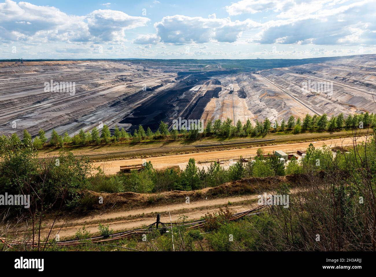 Hambach, Alemania. La Mina de Pit Abierto de Carbón de Hambach Brown fusila una Planta de Energía Eléctrica, pero se considera que el escape a mucho carbono y CO2. En tiempos de calentamiento global este método de producción de electricidad está fuera de los tiempos, mucha gente cree. Auxiliar este número, las minas a cielo abierto tienen un gran impacto en el paisaje y la gestión del agua. Foto de stock