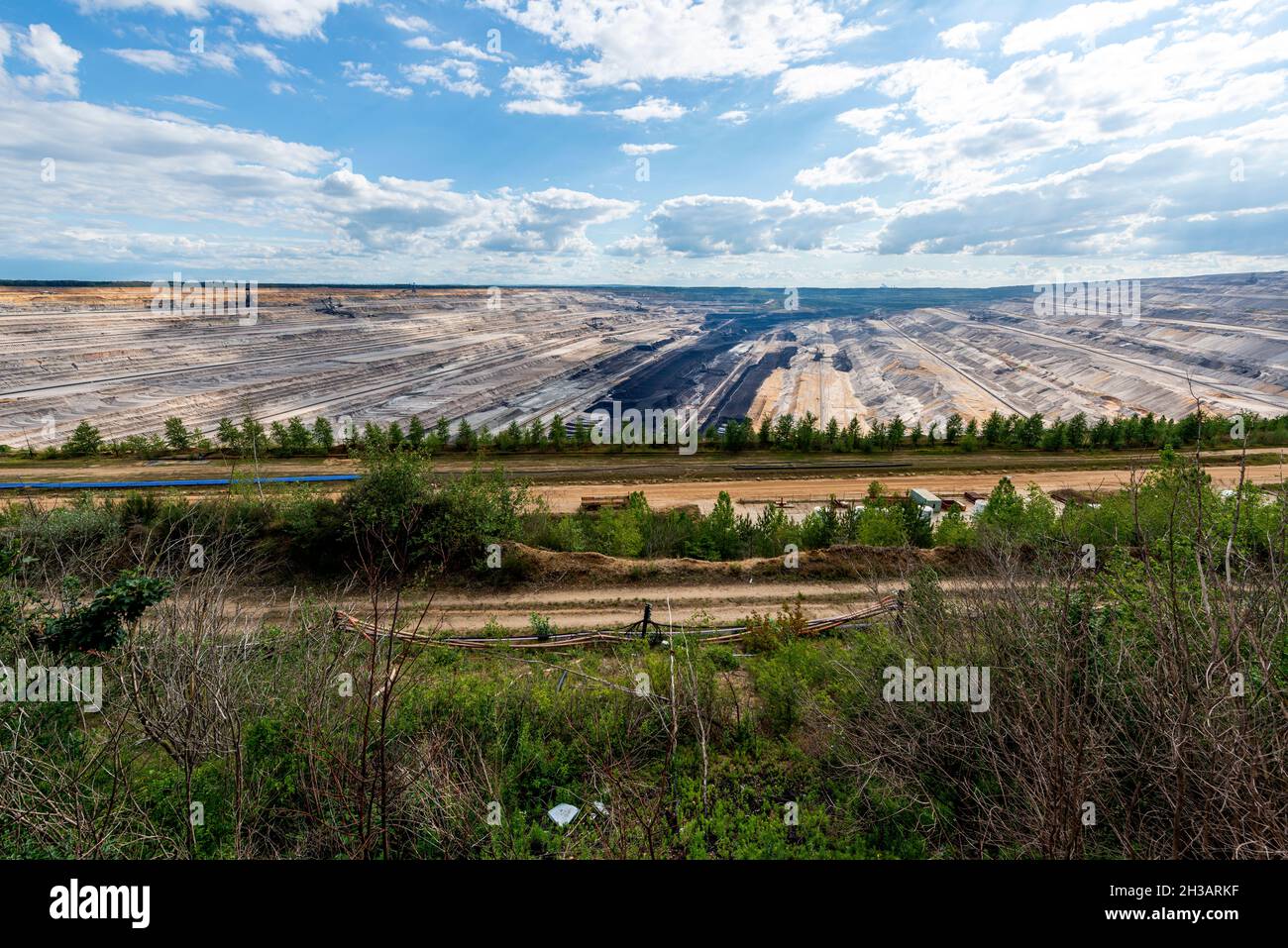 Hambach, Alemania. La Mina de Pit Abierto de Carbón de Hambach Brown fusila una Planta de Energía Eléctrica, pero se considera que el escape a mucho carbono y CO2. En tiempos de calentamiento global, este método de producción de electricidad está fuera de los tiempos, creen muchos. Auxiliar este número, las minas a cielo abierto tienen un gran impacto en el paisaje y la gestión del agua. Foto de stock