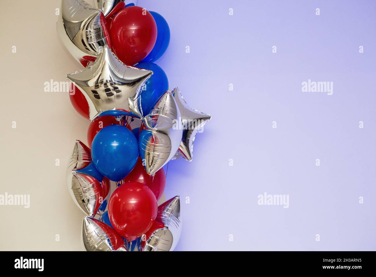 Globos azules, plateados y rojos. Decoraciones para las vacaciones. En  blanco para una tarjeta de felicitación Fotografía de stock - Alamy