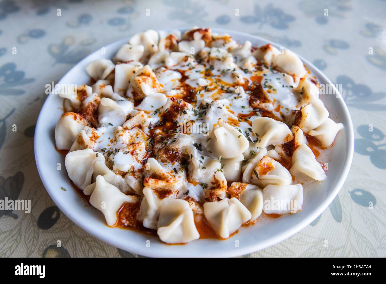 Plato de dumplings turcos manti. Foto de stock