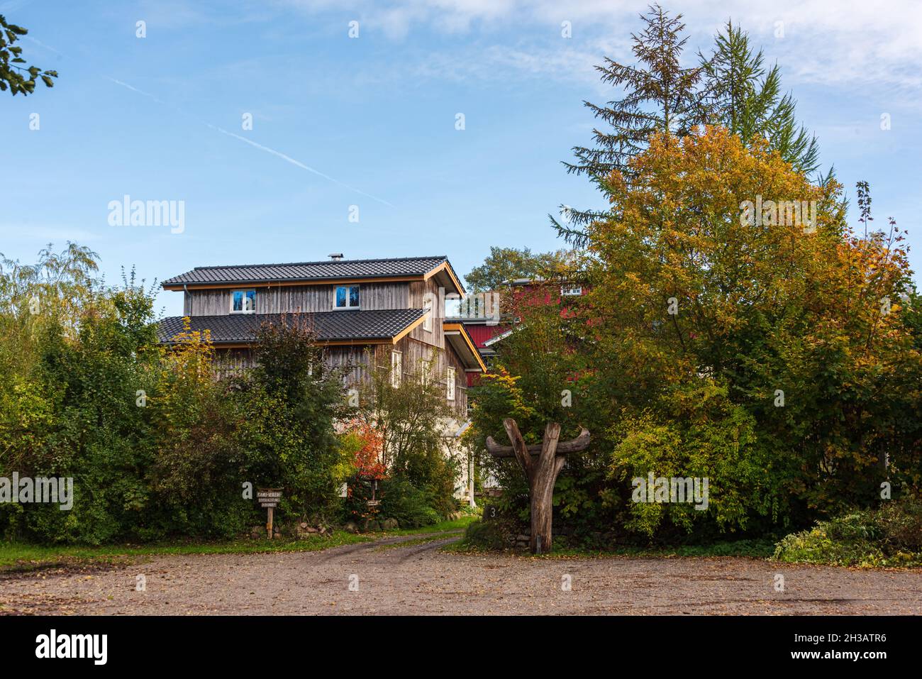 Hölzernes Wohnhaus mit Kanuverleih an der Eider en Schleswig-Holstein Foto de stock