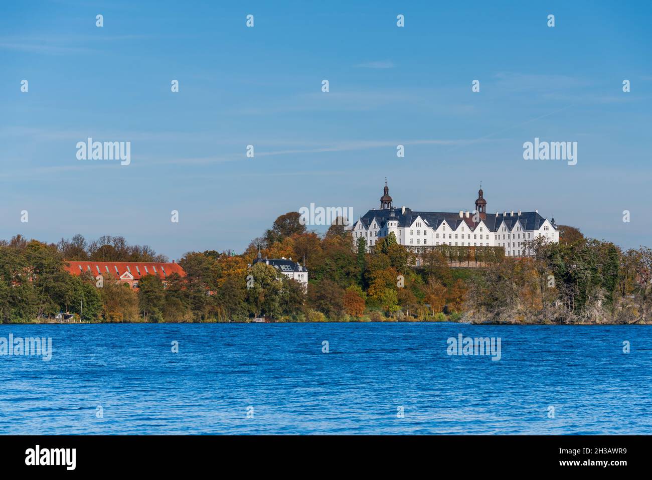 Blich über den Großen Plöner See zum Plöner Schloß an einem sonnigen Oktobertag Foto de stock