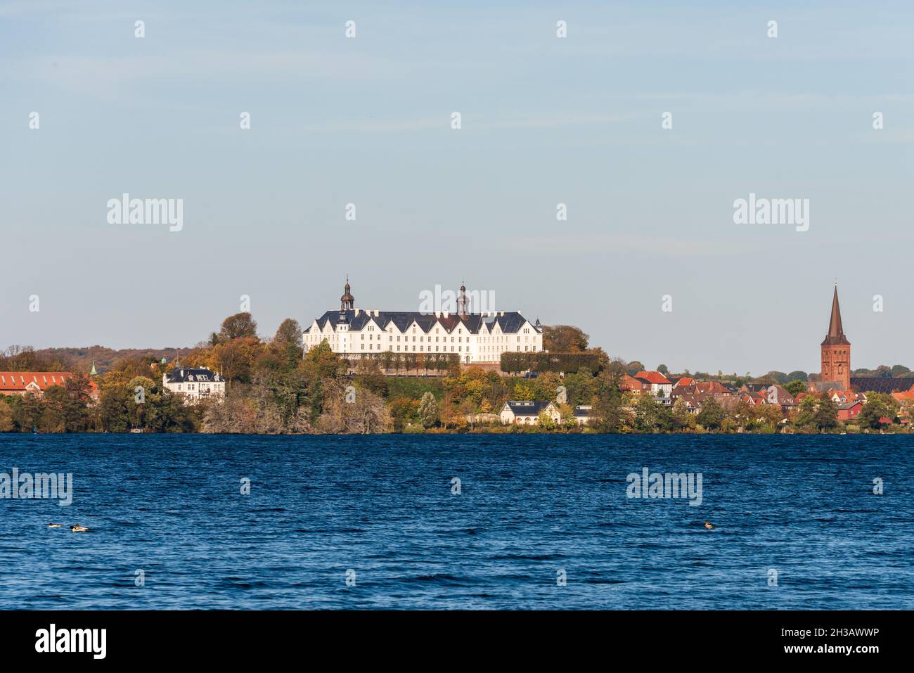 Landschaft am Großen Plöner See mit Blick auf das Plöner Schloß im herbstlichen Oktober Foto de stock