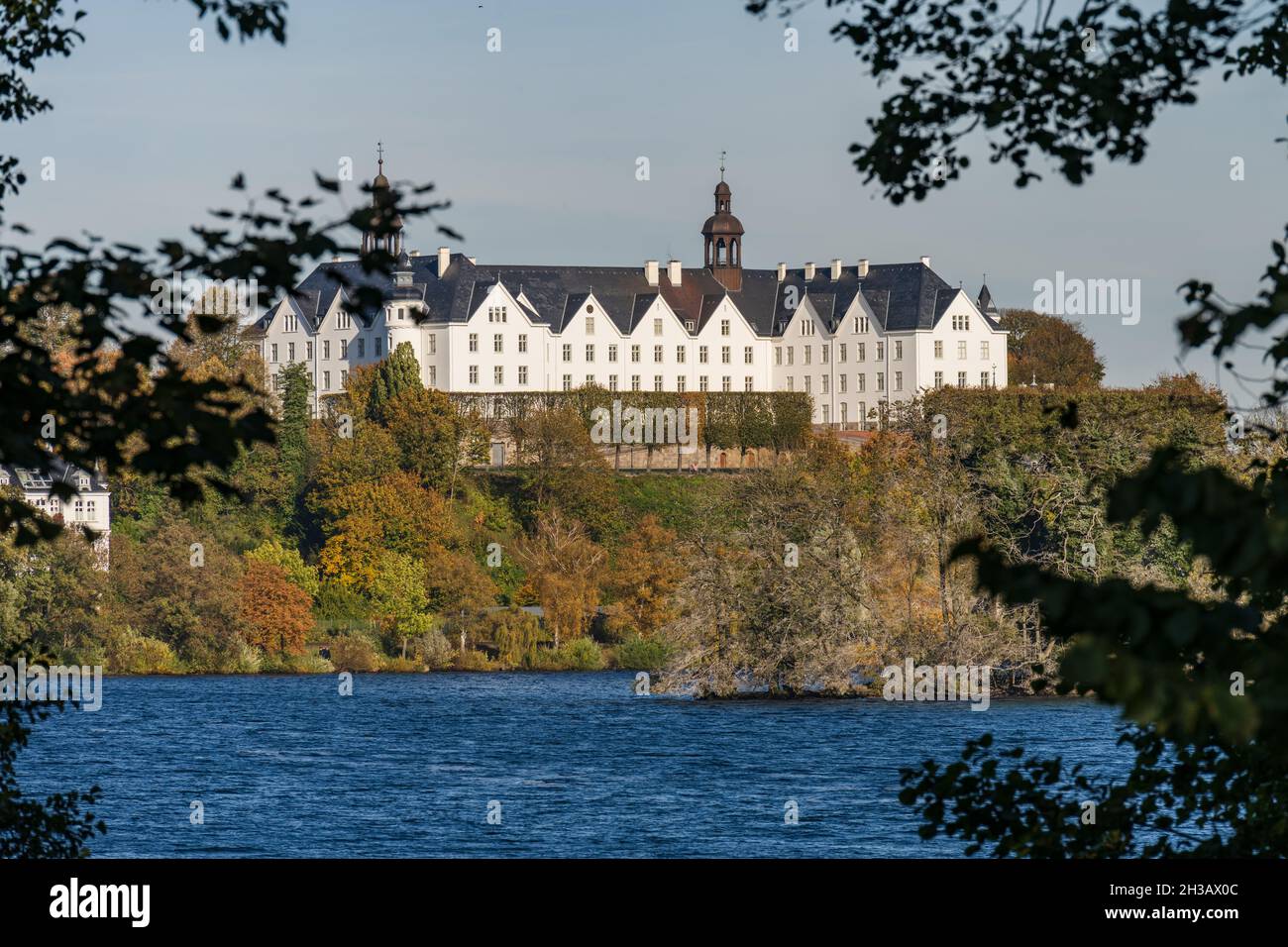 Landschaft am Großen Plöner See mit Blick auf das Plöner Schloß im herbstlichen Oktober Foto de stock