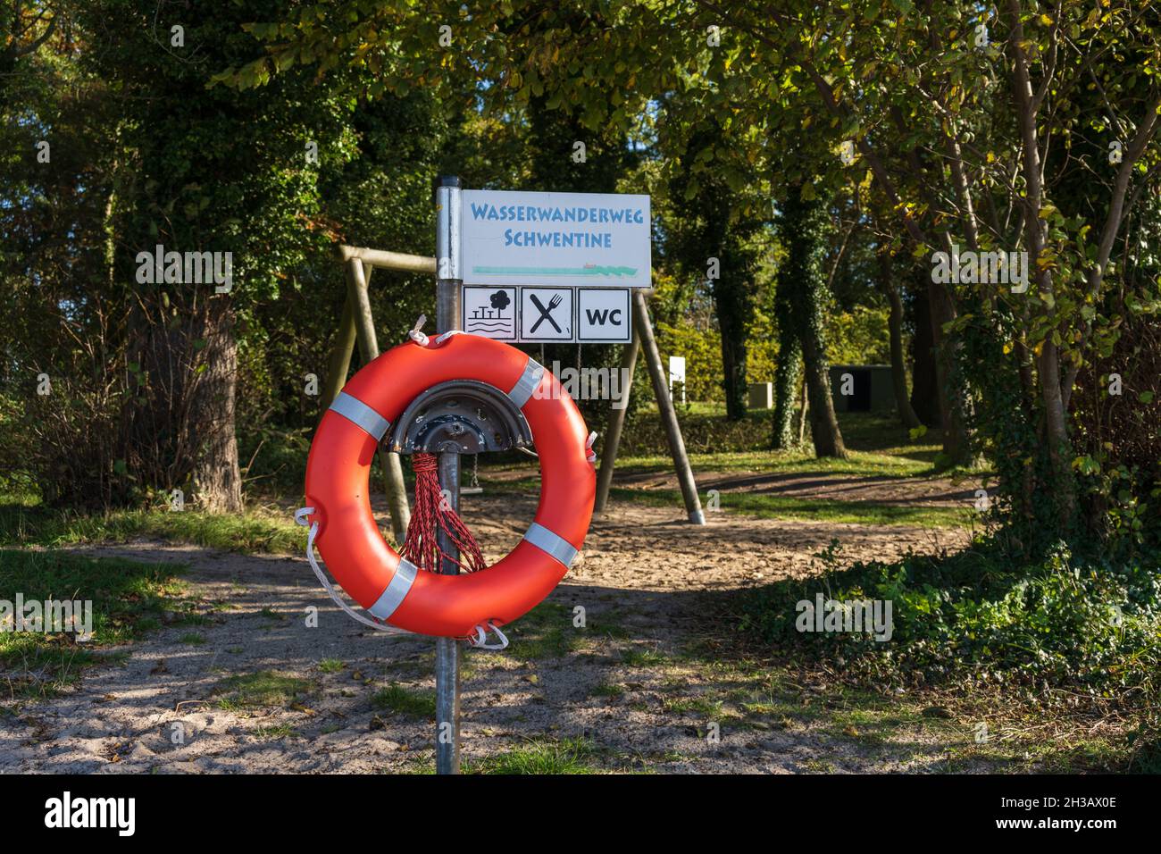 Wasserwanderweg am Plöner Ver mit Rettungsring an einer Badestelle Foto de stock