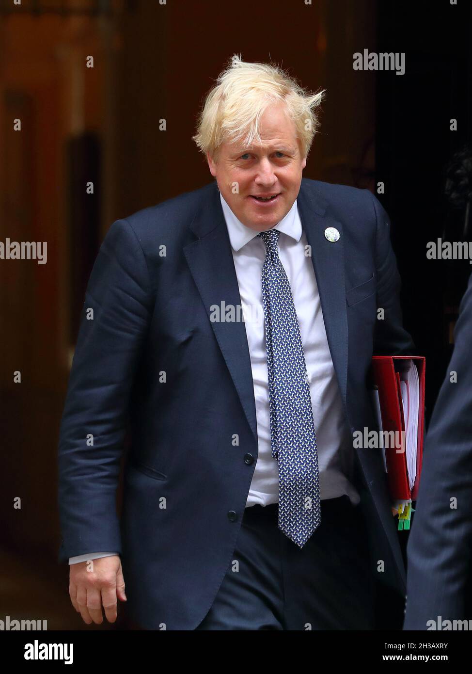 Londres, Inglaterra, Reino Unido. 27th Oct, 2021. El optimista Primer Ministro Boris Johnson deja la calle Downing Nº 10 para que la Cámara de los Comunes escuche el discurso sobre el presupuesto de Rishi Sunak. Crédito: Uwe Deffner / Alamy Live News Foto de stock