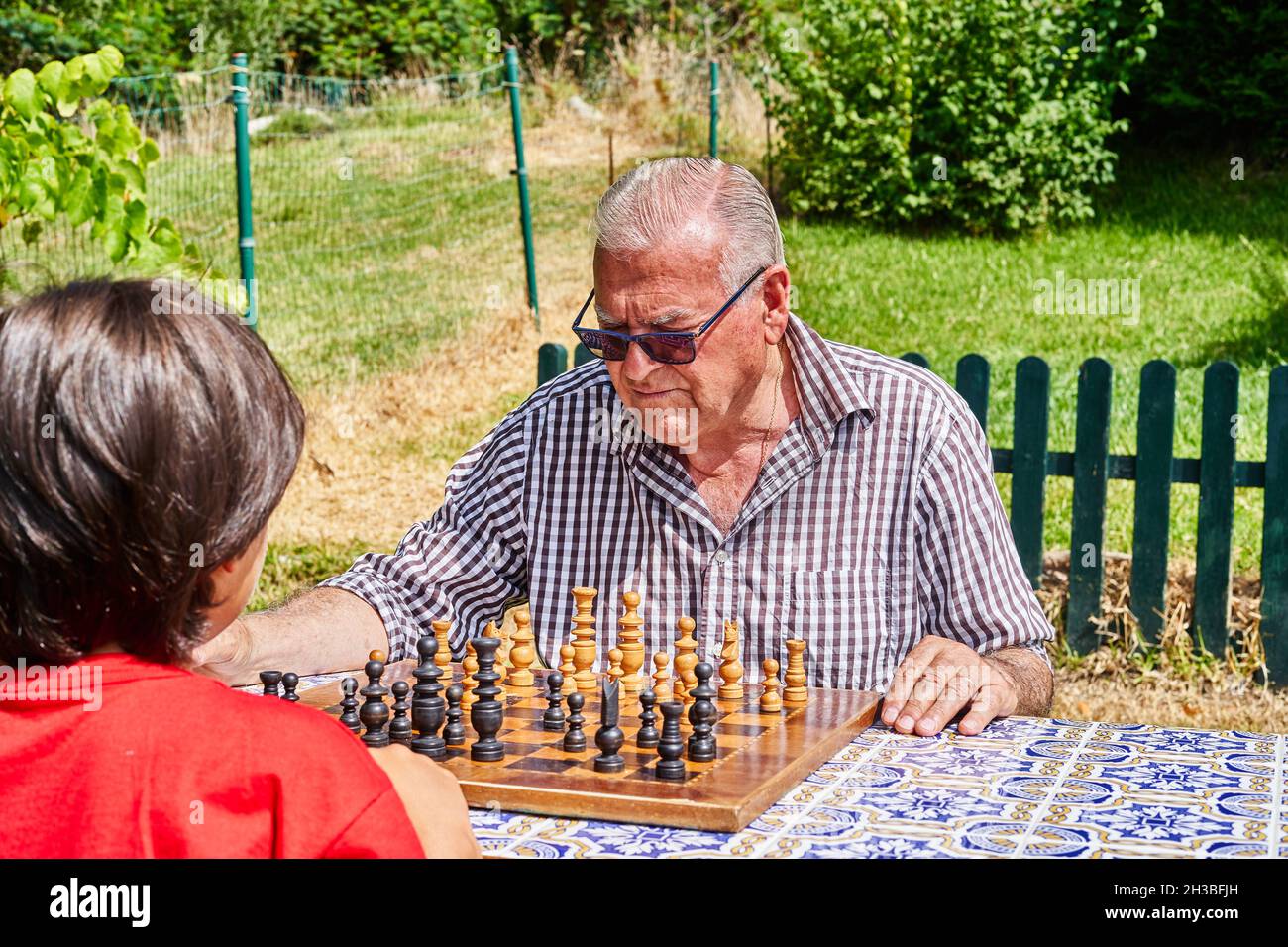 Jugar Al Ajedrez Divertido Juntos En Casa Con Amigo Y Afición Intelectual  Imagen de archivo - Imagen de sentada, amistad: 215944691