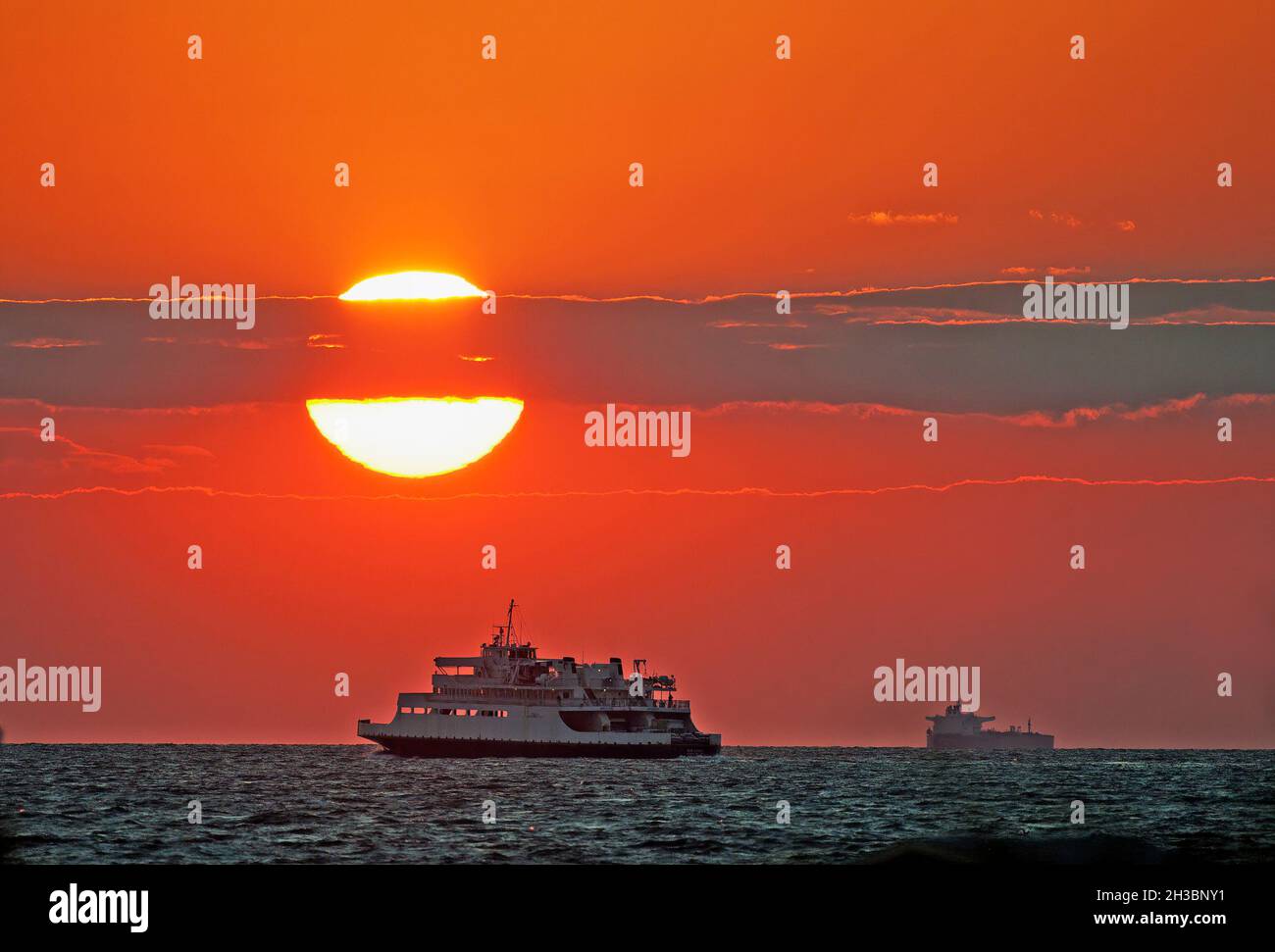 Ferry de Cape May al atardecer en la bahía de Delaware Foto de stock