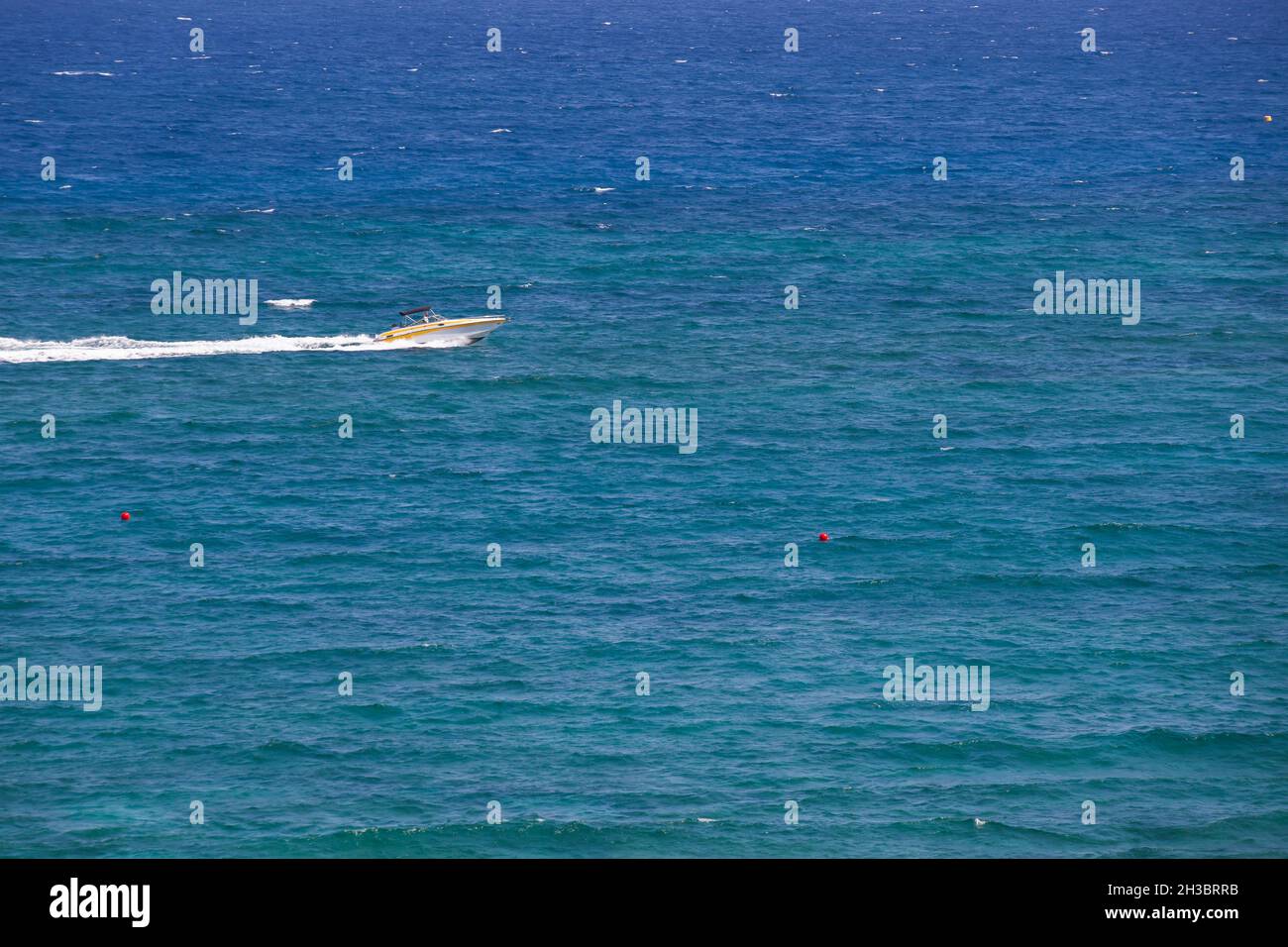El barco de motor rápido va a la bahía de Agia Napa en un día soleado Foto de stock