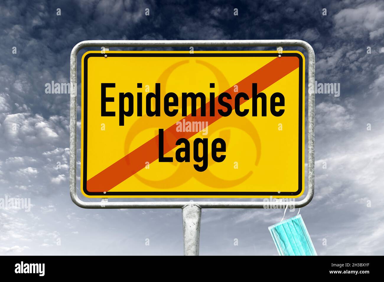 Señal de situación epidémica tachada, Corona Pandemic, Lettering alemán Foto de stock