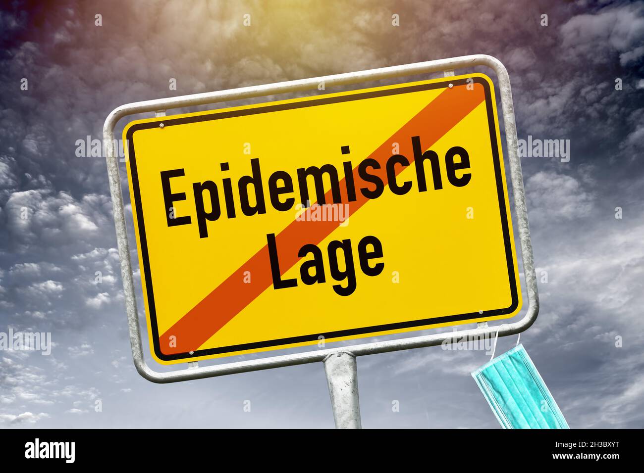 Señal de situación epidémica tachada, Corona Pandemic, Lettering alemán Foto de stock