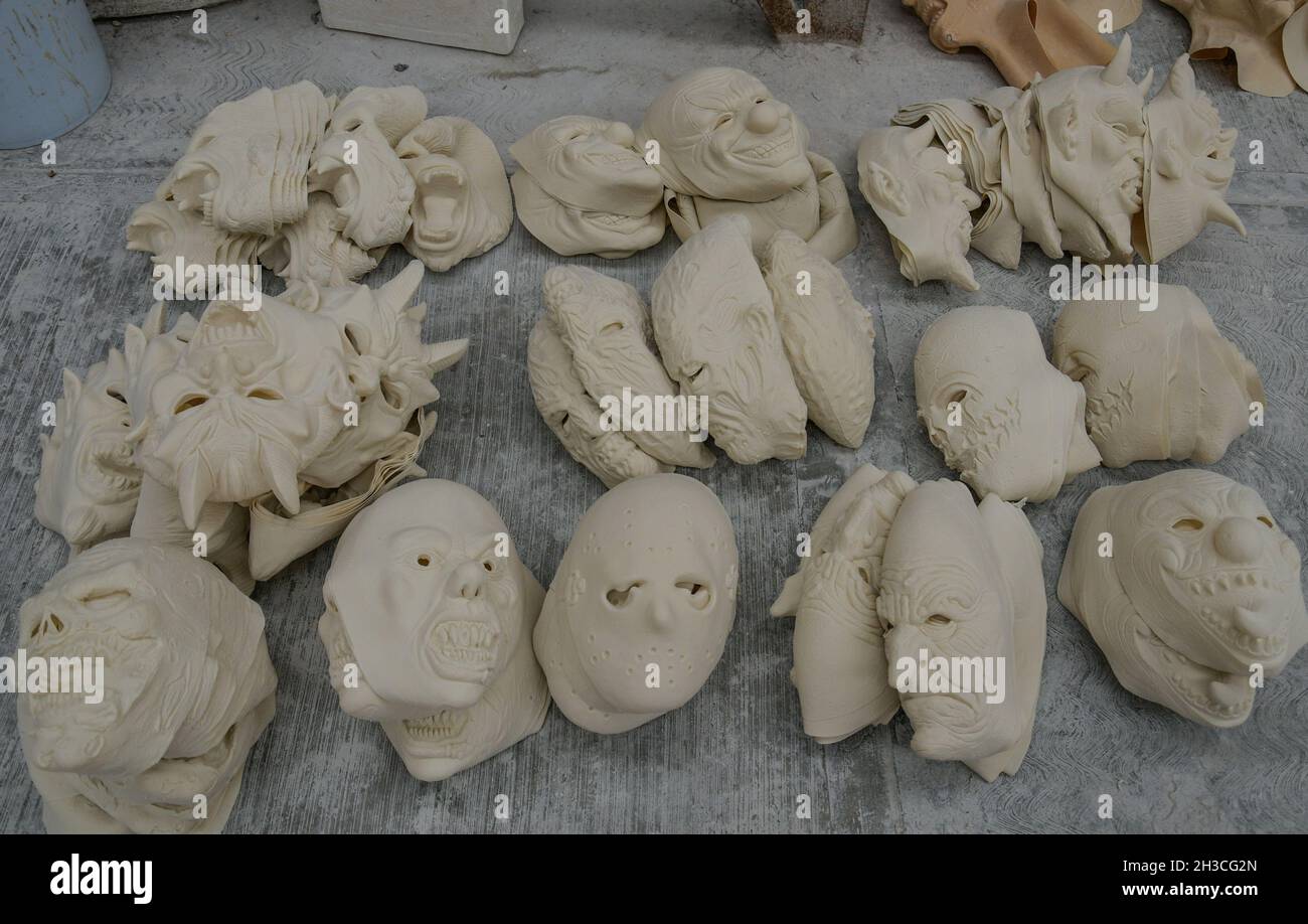 Máscaras de látex de Halloween se ven en la fábrica de Monstermania