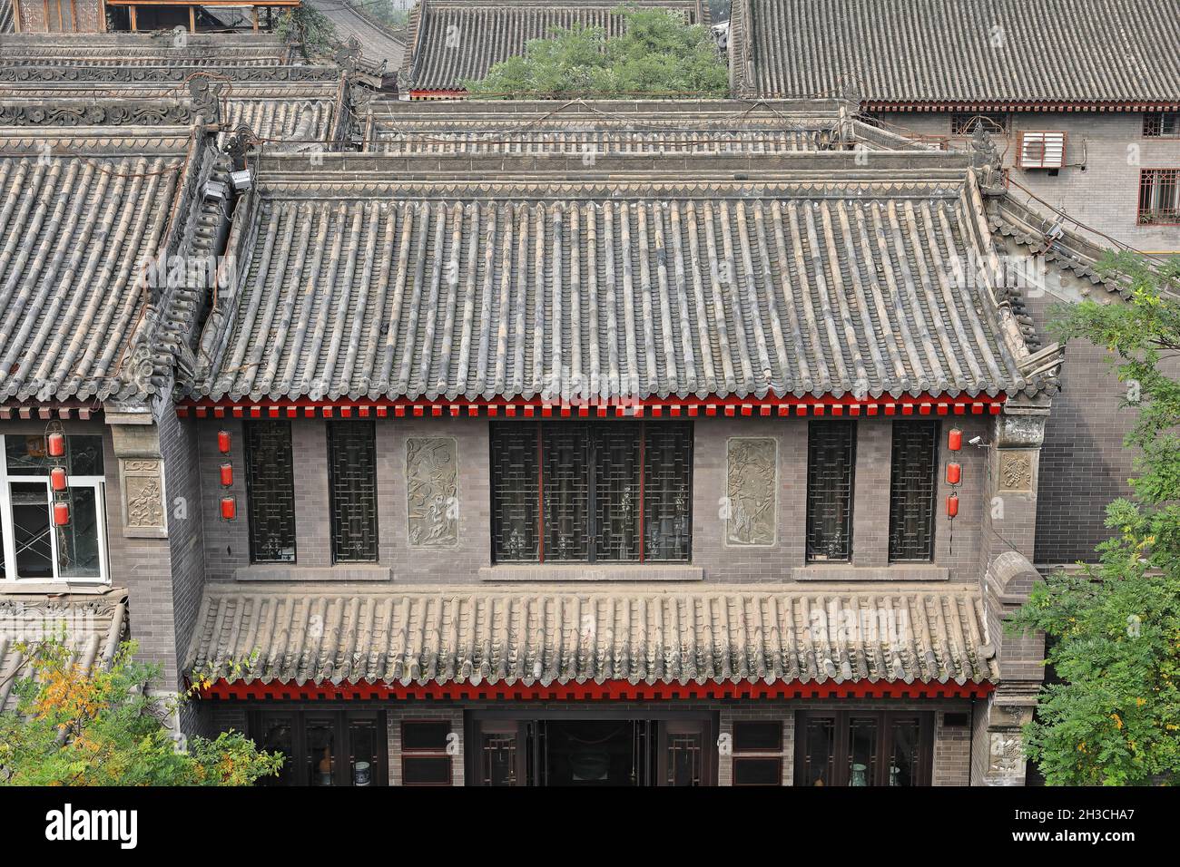 Tejados inclinados junto a la zona de la Puerta Sur de la Muralla de la Ciudad-Yongning. XI'AN-CHINA-1599 Foto de stock