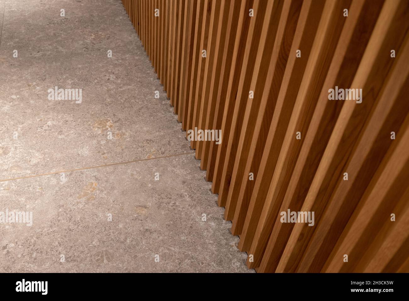 Combinación de paredes de madera estriada y suelo de piedra. Panel texturizado de madera y baldosas de piedra gris. Detalle de diseño interior. Foto de stock