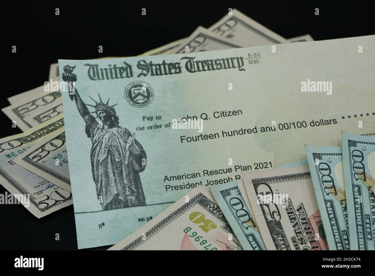 Lale Elsinore, CA - 26 de octubre de 2021: Cheque del Tesoro de Estados Unidos con moneda estadounidense. Foto de stock