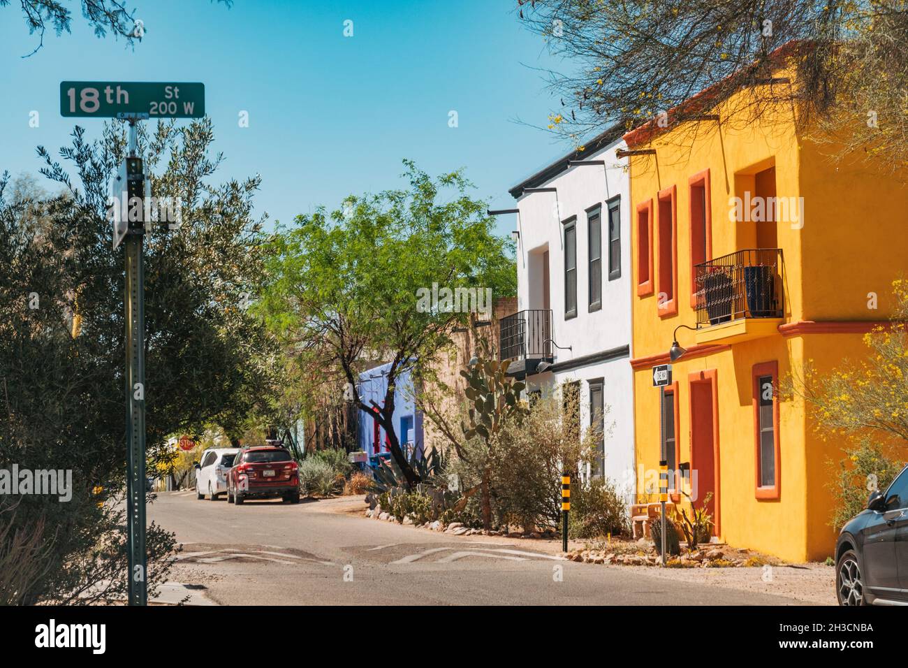 Casas de adobe vibrantes y coloridas en el Barrio Viejo de Tucson, Arizona, Estados Unidos Foto de stock